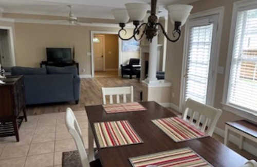 Demere Park House | 4 blocks to beach, near village, screen porch, quiet street, big fenced yard