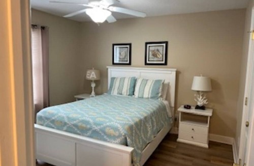 Demere Park House | 4 blocks to beach, near village, screen porch, quiet street, big fenced yard