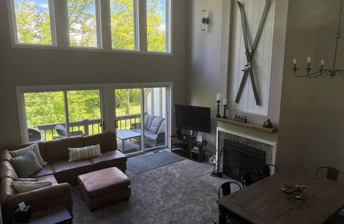 Clymer Condo | “Seek the Peak” Ski-In Ski-Out, Golf retreat. Sleeps 14, 3BR+Loft”.