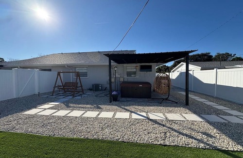 Southgate House | Charming 2-bedroom house with AC in sunny Sarasota closet to Siesta Key.3711