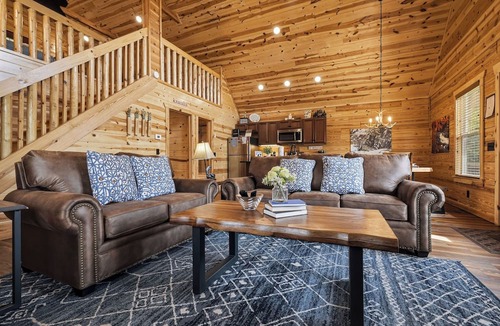 White Oak Lodge Cabin | Gatlinburg*Small but Spacious*WiFi*Hot Tub*Resort Amenities