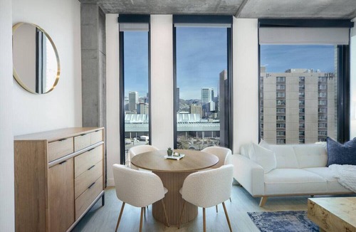 Rio Grande Apartment | 10th flr Beauty! Hot tub/Pking/Pool/Views!/Kg bed!