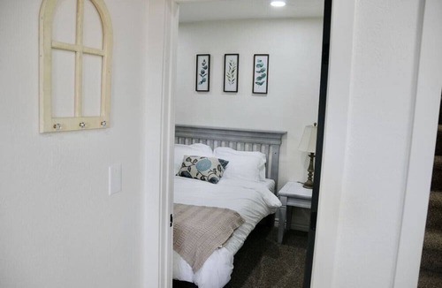 South Salt Lake House | The Farmhouse - Fiber Wi-Fi/Cozy n' Pet Friendly