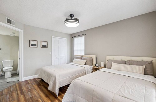 Park Central Apartment | Cozy Gated 2BR Near Attractions Free Parking Quiet Community Lake View