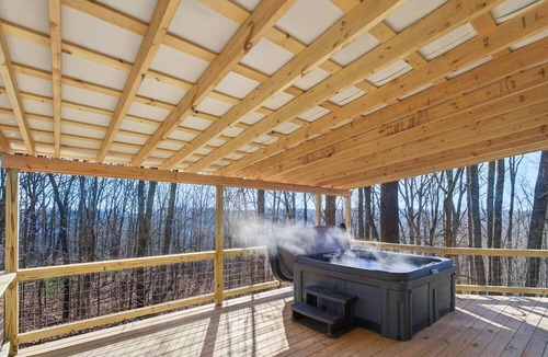 Stanton Cabin | Cozy Oak Hideaway | 3BR Cabin Retreat w/Hot Tub Near Red River Gorge