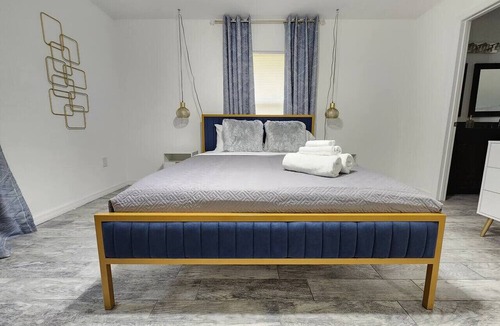 Wadeview Park House | CasaDelaney DT Sodo district. Renovated Sleeps 16