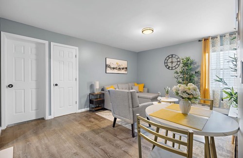 Ampere House | Modern 2 Bedroom, private parking, 15 minutes-World Cup Stadium, 30 minutes-NYC