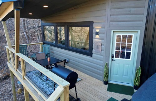 Slade Cabin | Bigfoot's Bluff | Hot Tub| Forest Canopy Cabin RRG | Located 5 Min From Nada Tunnel!
