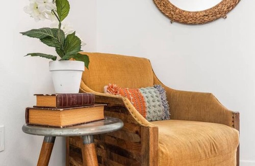 Koreatown Apartment | The K-Town 2BD Haven - Hot Tub, Gym & Parking
