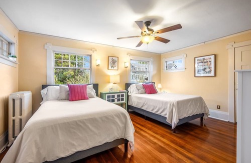 East Queen Anne House | 4000 sf 5br house w/yard 5 min to Space Needle/Pike Mkt 1 blck to Queen Anne Av