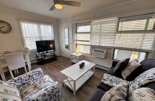 Flat Rock Condo | Lakefront corner condo with canoes, resort pool, tennis & firepit - dogs welcome