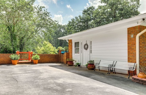 Stone Mountain Apartment | Charming Stone Mountain Studio: Deck & No Steps