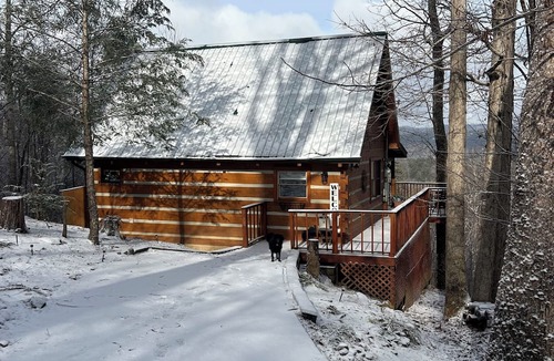 Townsend Cabin | Smoky Mountain Cabin With Private Deck Hot Tub Close to National Park