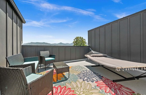 People's Freeway Condo | SLC Airport, Delta Center Townhome King BD Garage