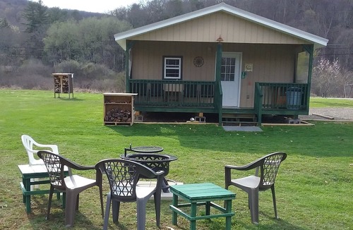 Irvine House | River Bungalow in lovely Dunn's Eddy, Youngsville with AC, WiFi & Fire ring.