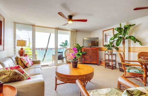 Punaluu Condo | Oceanfront Condo: Stunning Sunrise & Ocean Views