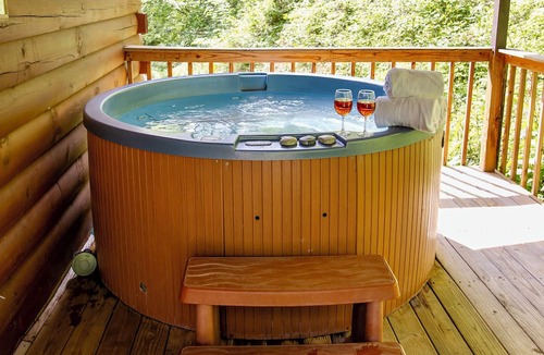 Townsend Cabin | OUTDOOR FIREPIT*Hot Tub*Wood Fireplace*Private gated Road*Community Pool*Sleep 6