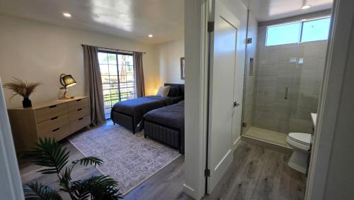 Pico - Robertson Apartment | Modern 2 Bedroom plus Loft Penthouse and Roof Patio 10 Min to Rodeo Drive Walk to Restaurants