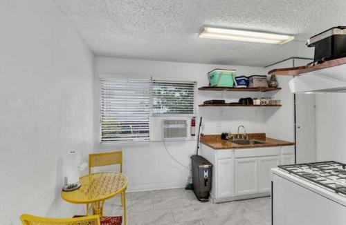 Historic Kailua Village House | SHARE with working host, WiFi, AC, Pool, walk to Downtown, 15 min to airport - Friendly Cats in house