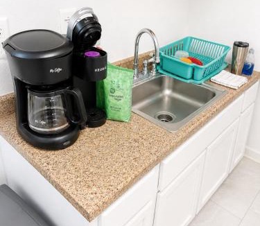 Historic Kailua Village House | SHARE with working host, WiFi, AC, Pool, walk to Downtown, 15 min to airport - Friendly Cats in house