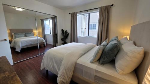 Pico - Robertson Apartment | 2 Bedroom Apt 5 minutes from Rodeo Dr Walk to Restaurants and Markets