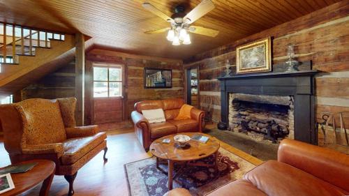 Weaverville House | Luxury Farmhouse & Creekside Cottage Dog-friendly Scenic Views Firepit BBQ