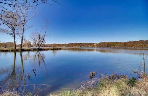 Gentry House | Cozy Studio Retreat with Scenic 5-Acre Views, Near City Lake & Cherokee Casino in Gentry, Arkansas