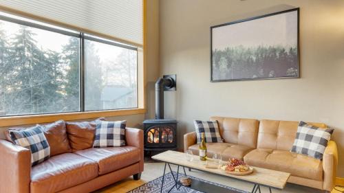 Coupeville House | Deck Views Fire Pit Pool 3 Mins to Beach Madrona Tree Retreat by AvantStay