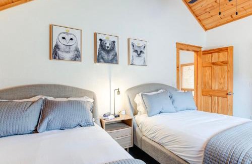 Wolf Laurel House | Whiskey Hills - Newly Remodeled Luxury Cabin with Hot Tub, Incredible Views close to Asheville, walk to Hatley Pointe & Ski!