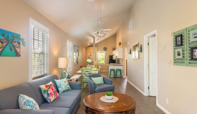 Parrot Perch by Avantstay Old Town Key West w/Shared Pool Month-long Stays Only