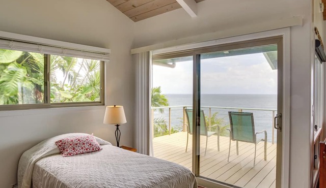 Hilo Home w/Private Deck + Stunning Ocean Views!