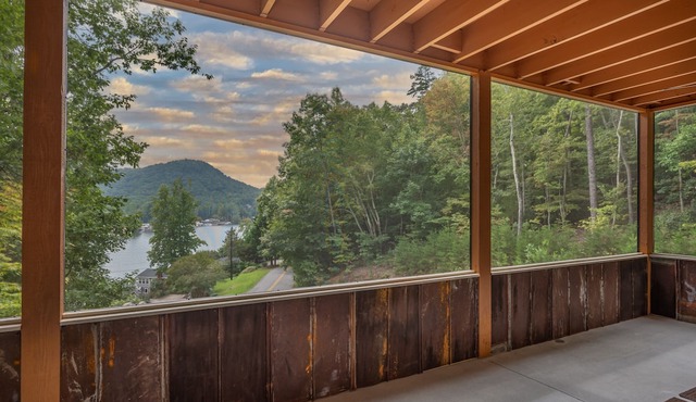 Lakeshore View Cottage A peaceful cottage with WIFI and a view of Lake Lanier