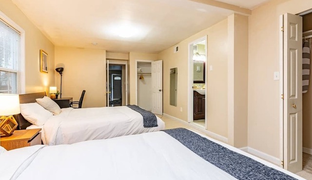 Cozy House 10min to Monuments and DC by CozySuites in Arlington