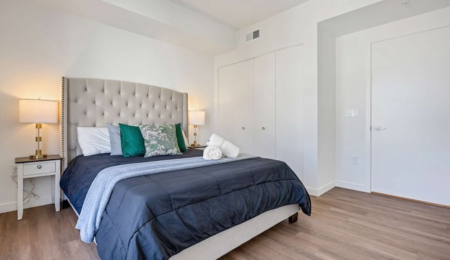 Luxury 2BR Hollywood Sign View by Oneluxstay