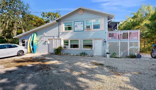 Cozy coastal home with plenty of space and close to springs