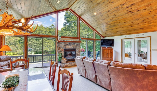 Pennsylvania Cabin Hideaway: Hot Tub & Deck!