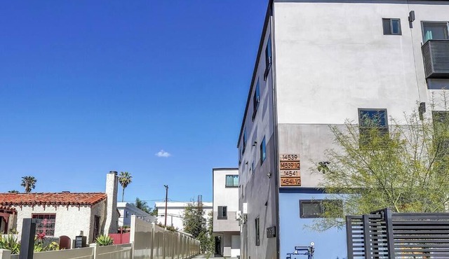 Luxurious Townhome W 3 Master Suites gated Parking