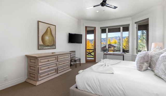 Private Hot Tub + Bonus Room + Biking Trails! Last Sun at the Cove 2649