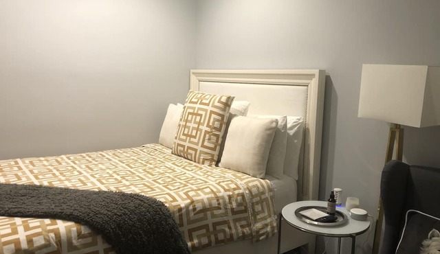 Stadium Events . ATL Premium Microsuite – 10-Minute Walk to Mercedes-Benz