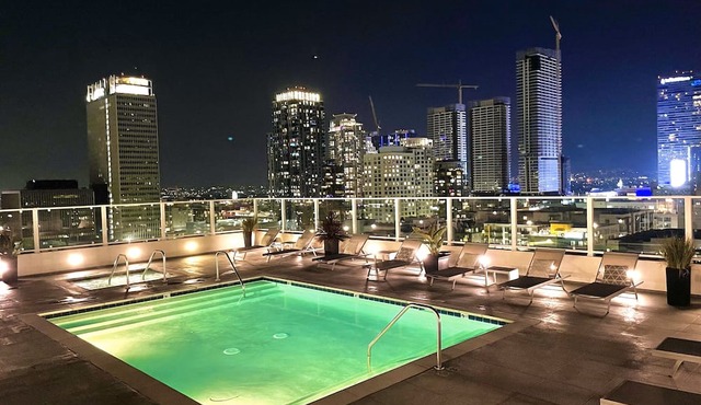 Iconic Heart of DTLA Loft with Rooftop Pool/Jacuzzi/Skyline