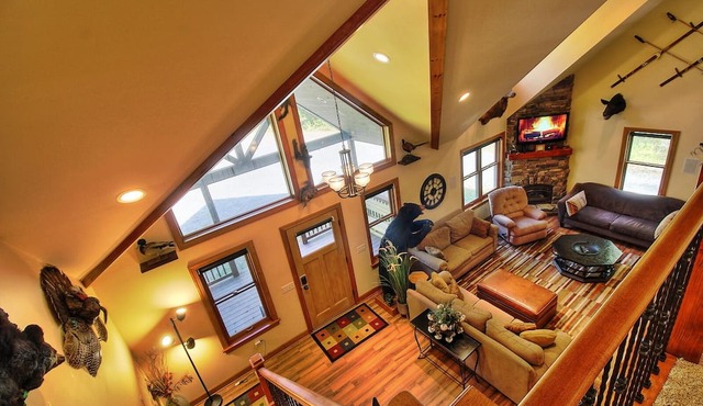 Hidden Gem💎Large Ellicottville Chalet🍁Woods⛷ Hot Tub 🕹️ Arcade Fun 🔥Fire Pit
