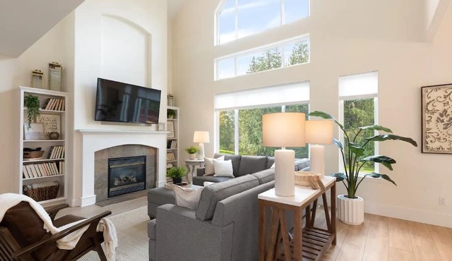Large Open Home on Golf Course with Chef's Kitchen