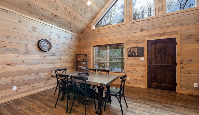 Newly Built Modern 3 BR w/WiFi, Hot Tub, Community Pool and Close to Downtown