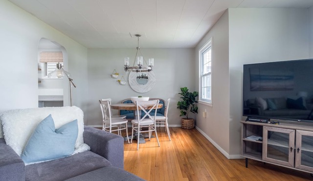 Lakefront Renovated 4BR w/Dock, Kayaks, Walk to Bemus Point