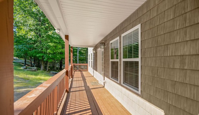 Huge 4bd Masthope retreat,hot tub game room,lake access,ski, Rain friendly deck in Lackawaxen