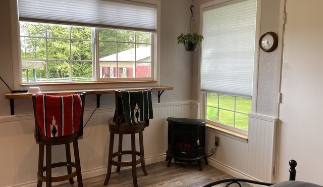 Lovely Mountain View Cottage with Hot Tub, close to amenities!