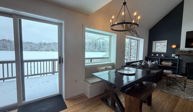 "The Lure" Delightful, Private Waterfront Getaway in Lake Harmony
