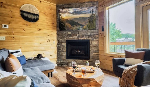 Downtown 5 Bdr Cabin Indoor Pool, Hot Tub, Cinema in Gatlinburg