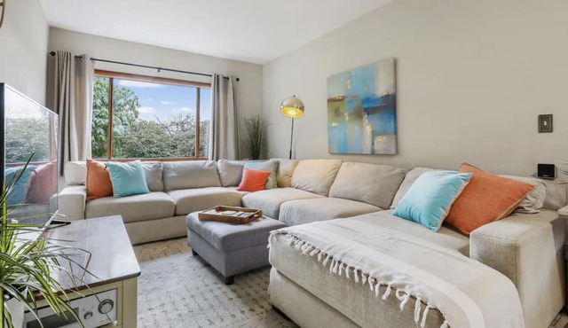 Cheerful family home 1/2 mile from downtown