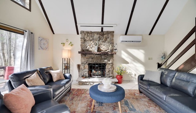 Mountain Chalet Retreat 4 bedrooms,3 baths,hot tub, sauna, game room, firepit in Lake Ariel